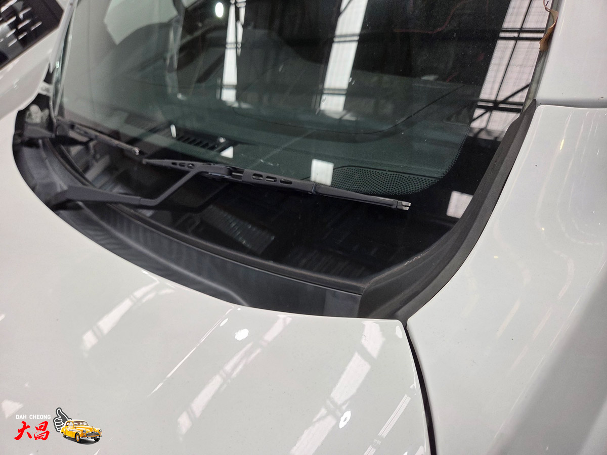 LDV-T60-white-smash-repair-8