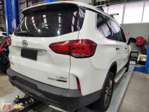 LDV D90 SUV White dah cheong smash repair inspection at centre rear right