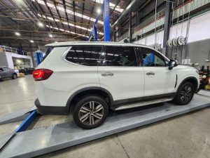 LDV D90 SUV White dah cheong smash repair inspection at centre side